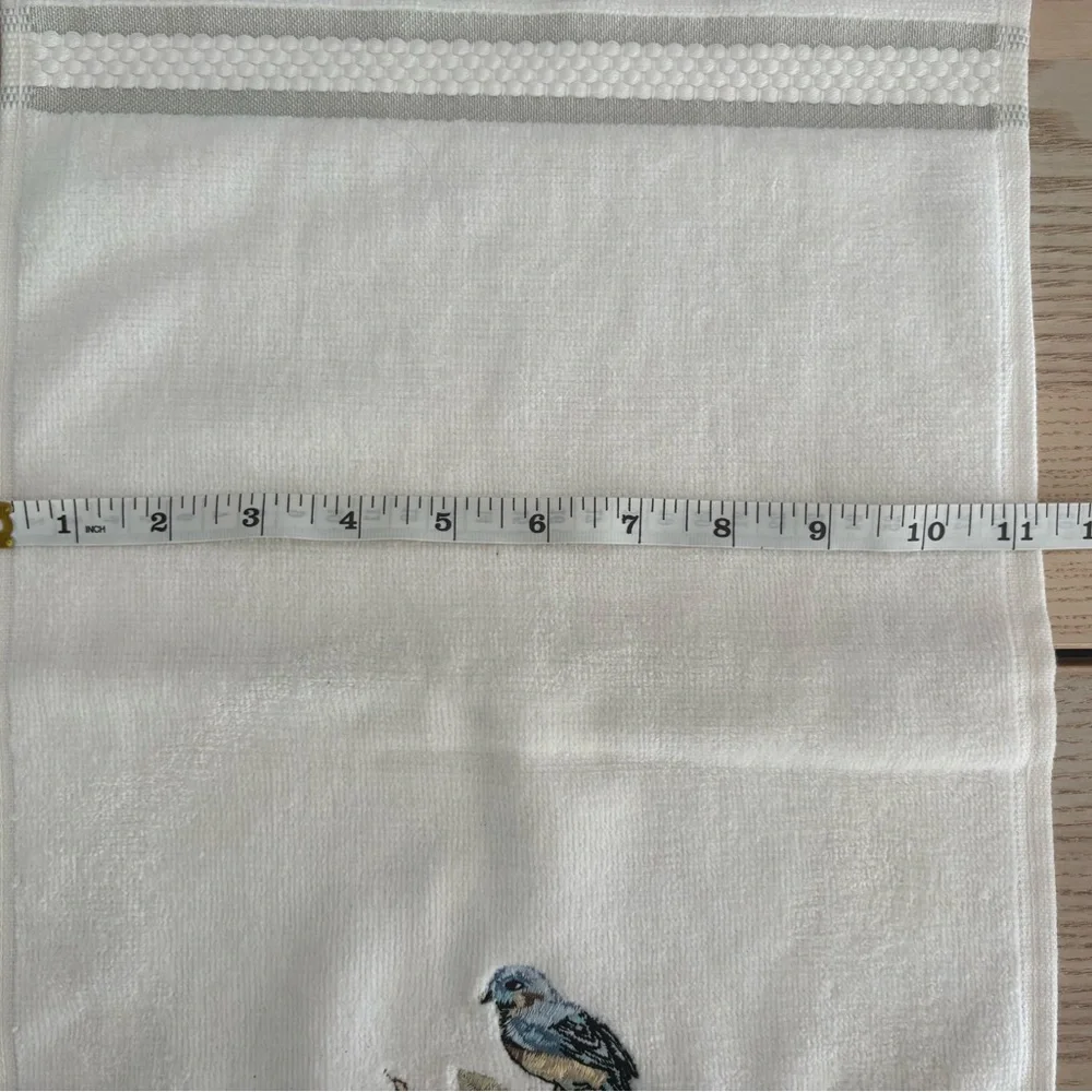 NWT Avanti Cream Finger Tip Towels w/ Bird Design. 3 come with this set.